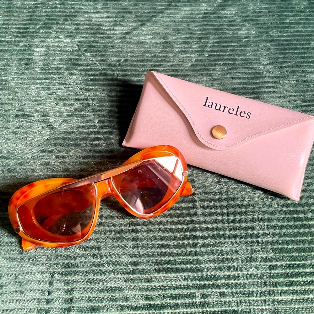 Elegant Tortoise Shell Sunglasses with Gold Accents